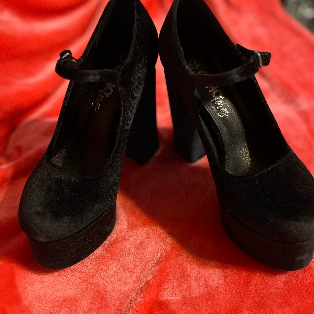 Black velvet platform pumps size 7.5
